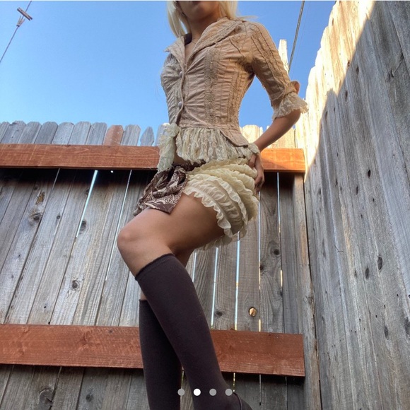 SOLD dying pixie blazer 🦷🤍 ₓ˚. ୭ ˚○◦˚. - Picture 2 of 4